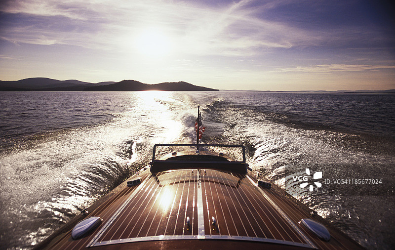 经典克里斯-克拉夫特木制双座船在新罕布什尔州温尼珀索基湖上图片素材