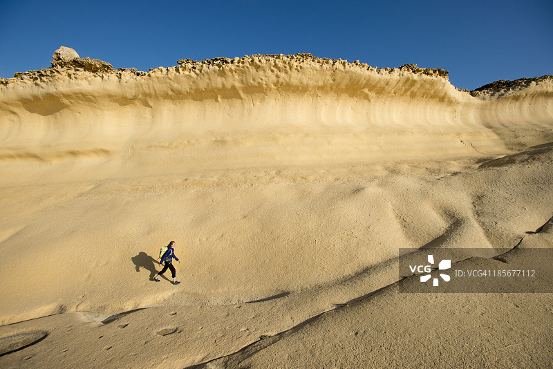 女人在马耳他攀岩旅行时徒步旅行图片素材
