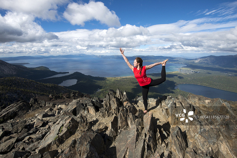 在一个美丽的下午，女人在塔拉克山顶上做瑜伽，俯瞰太浩湖，靠近南太浩湖，加利福尼亚州图片素材