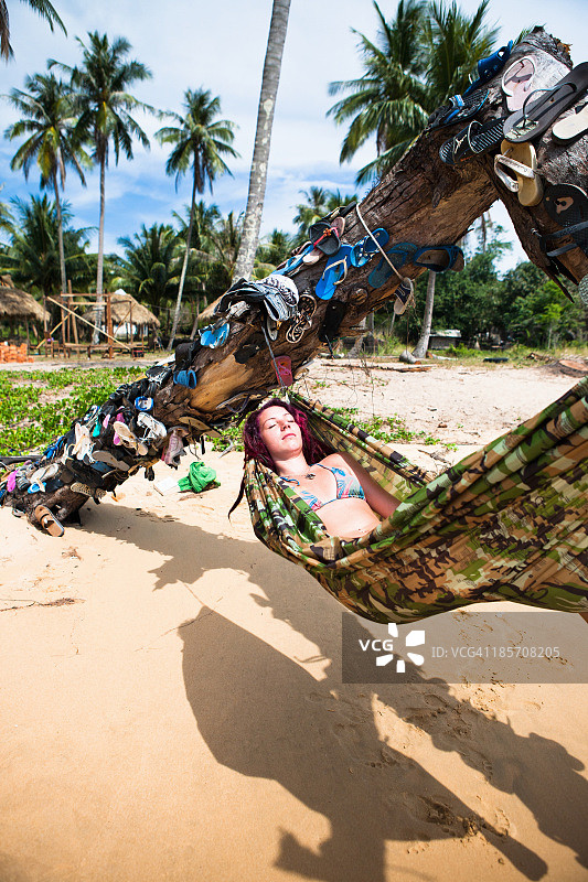 女人在沙滩吊床上休息图片素材