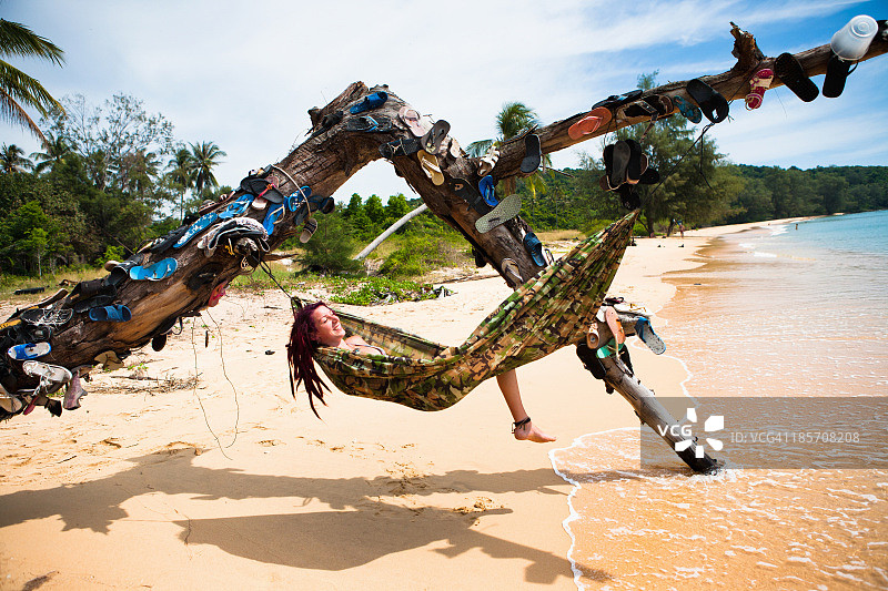 女人在沙滩吊床上休息图片素材