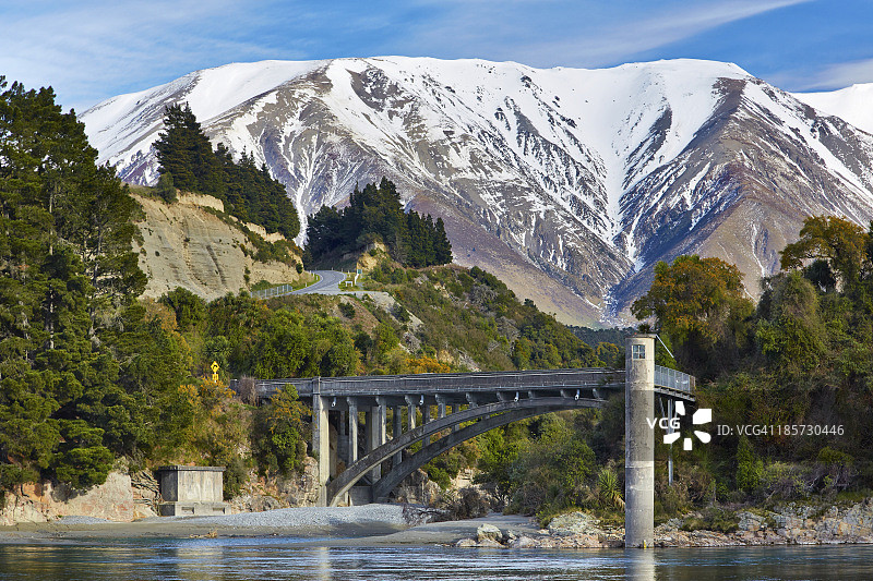 跨越拉卡亚峡谷河的桥梁图片素材