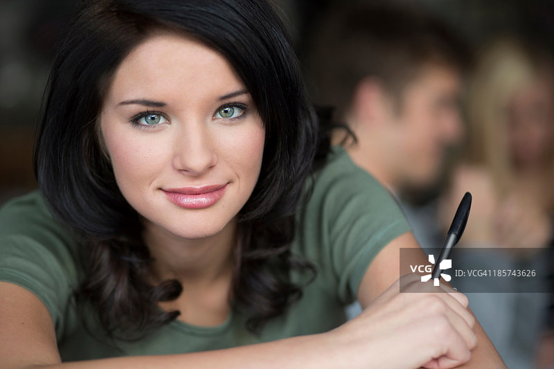 咖啡馆里的少女特写图片素材