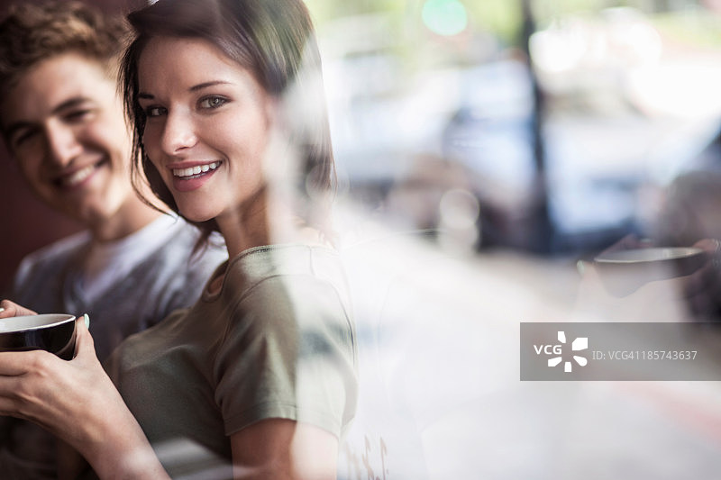 在咖啡馆里的年轻夫妇图片素材