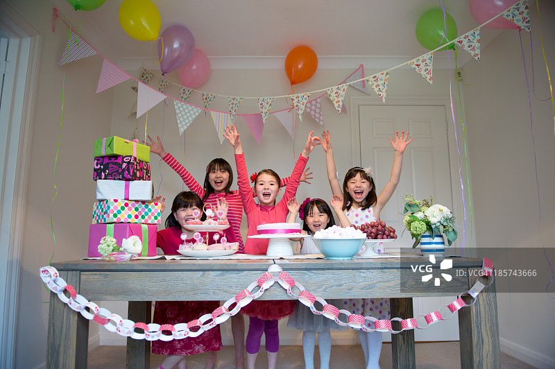 女孩们在生日派对上欢呼图片素材