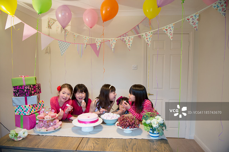 女孩们在派对上分享生日蛋糕图片素材