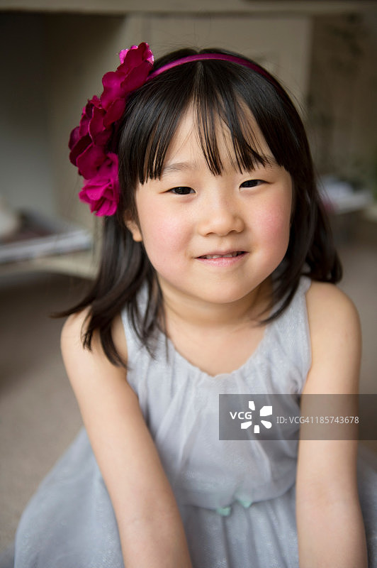 发间戴着鲜花，微笑的女孩图片素材