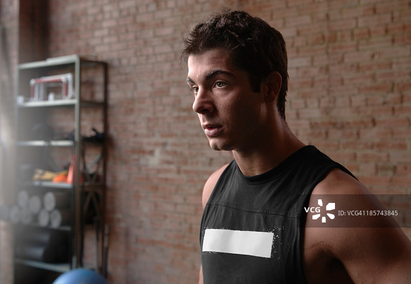 健身房里的男健美运动员肖像图片素材