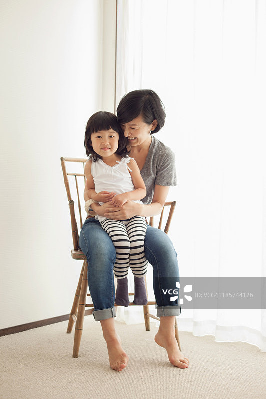 母女坐在木椅上合影图片素材