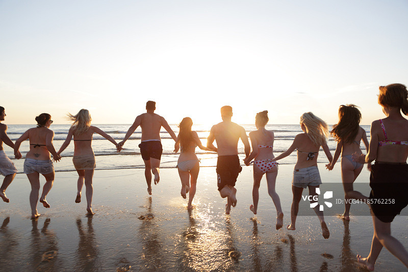 冲向大海的年轻人图片素材