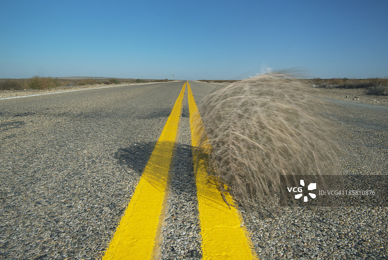 风滚草在高速公路上滚动图片素材