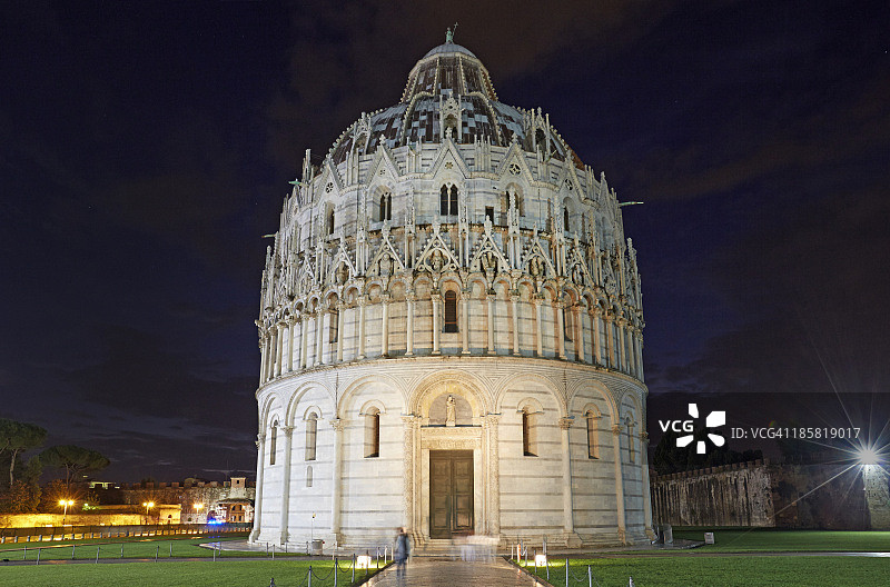 夜晚的比萨大教堂洗礼堂图片素材