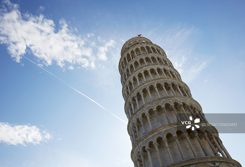 蓝色天空下的比萨斜塔图片素材