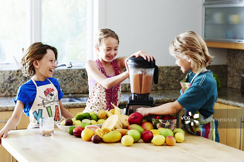 三个朋友一起制作水果冰沙图片素材
