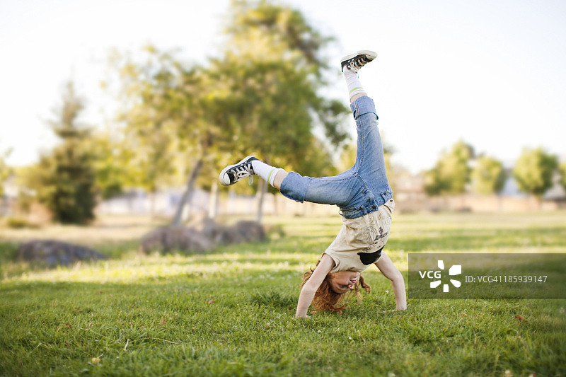 女孩做车轮式图片素材