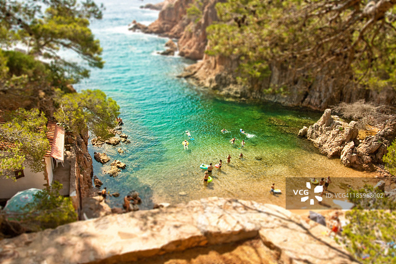 科斯塔布拉瓦的绿色海滩和人群图片素材