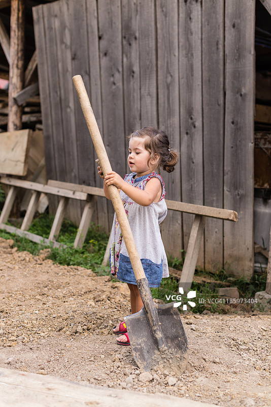 拿着铲子的小女孩图片素材
