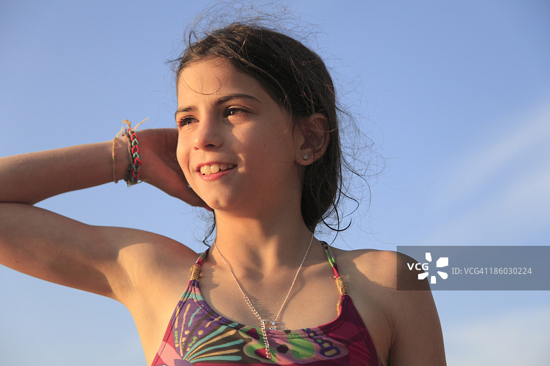 在海滩的少女图片素材