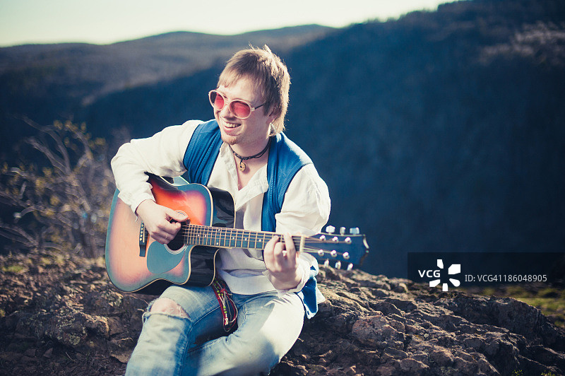 男人在户外弹吉他图片素材