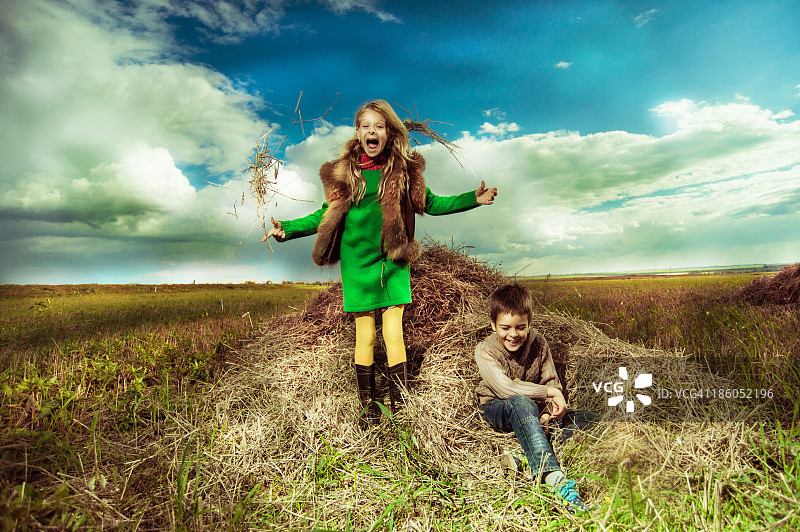 秋日田野里的男孩和女孩图片素材