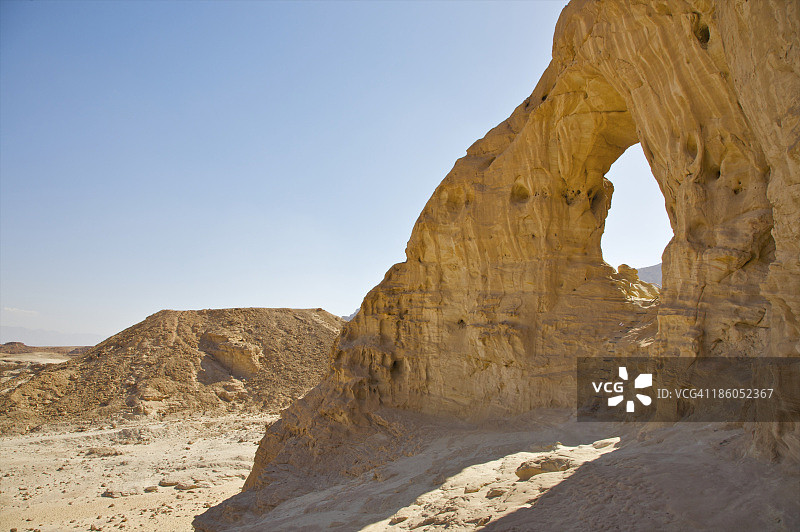 侵蚀造成的沙漠岩石上的洞图片素材