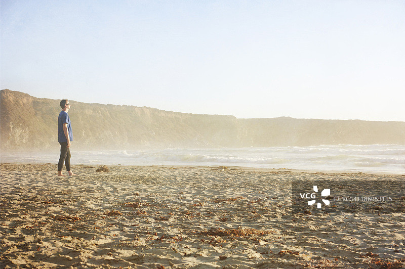 在沙钱海滩日落时分的男子图片素材