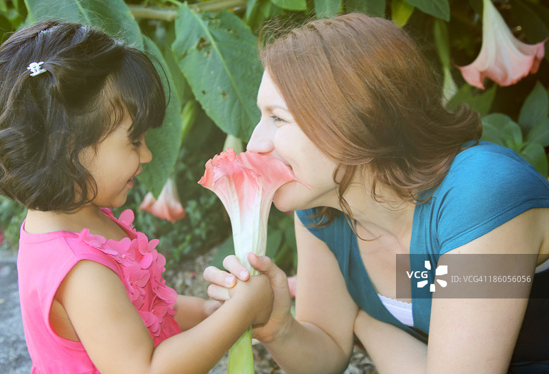 收到小女孩送的鲜花图片素材
