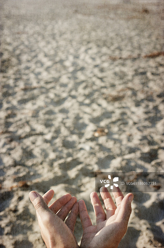 海滩上的一双松散的手图片素材