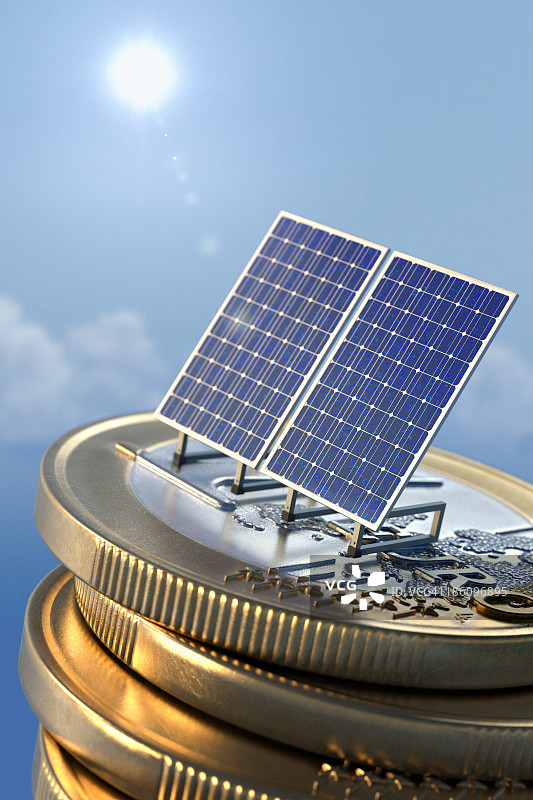 堆叠欧元硬币上的太阳能电池板图片素材