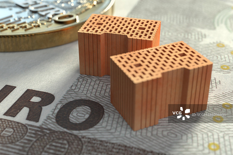 欧元纸币和硬币上的砖块图片素材