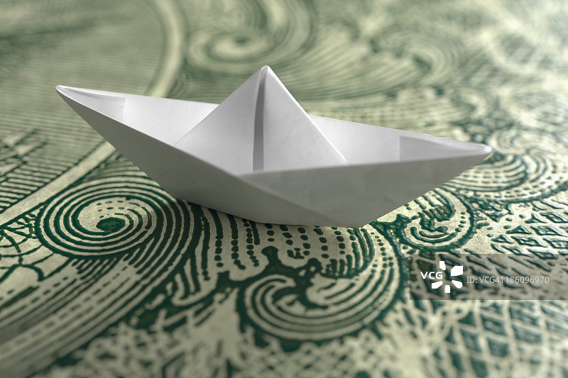 美元钞票上的纸船图片素材