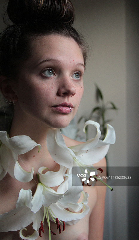 花卉项链：白色百合图片素材