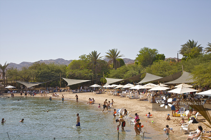 高处俯瞰海滩和人群图片素材