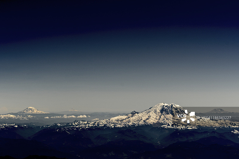 雷尼尔山和三姐妹火山图片素材