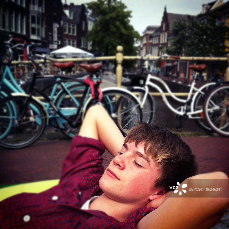 在桥上放松的男孩图片素材