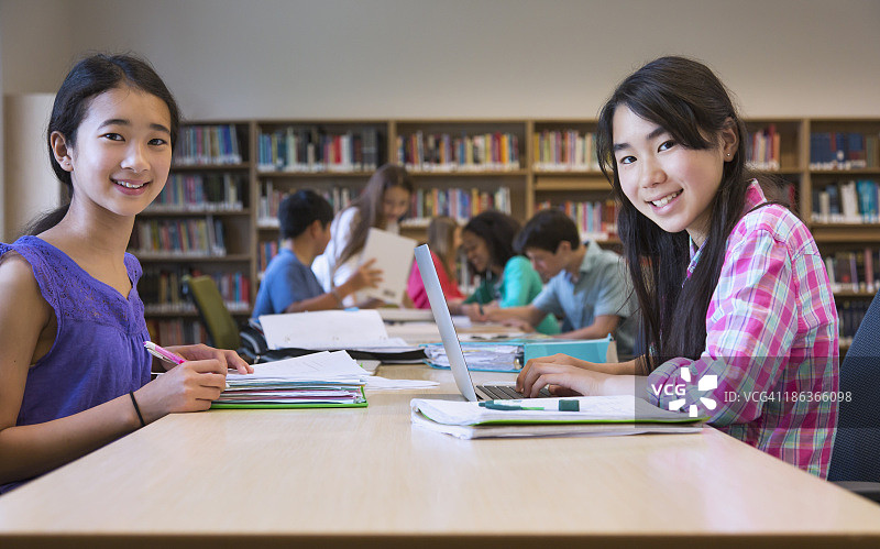在图书馆一起学习的学生图片素材