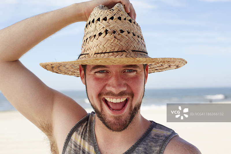 白人男子在海滩上微笑图片素材