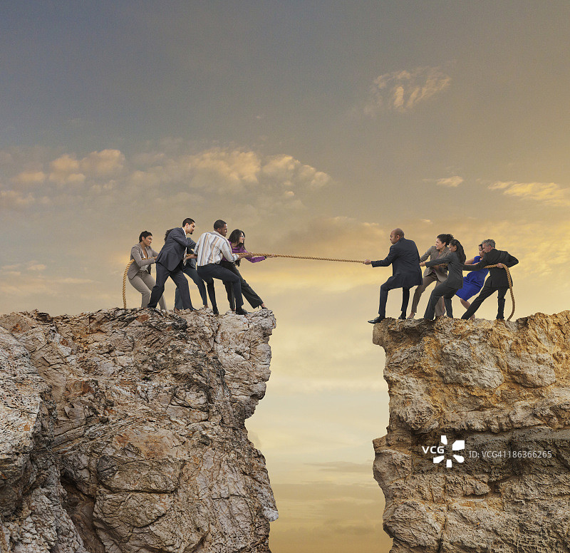 在峡谷上玩拔河的商务人士图片素材