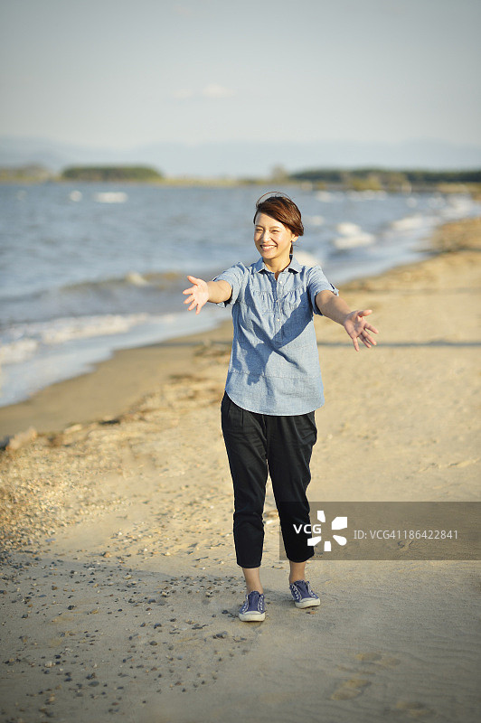 母亲在海滩上照顾女儿图片素材