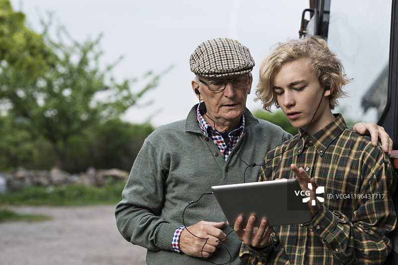 爷爷和孙子在看平板电脑图片素材