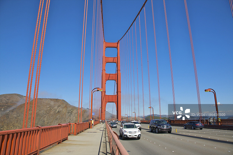 历史桥梁道路上的自行车道和汽车图片素材