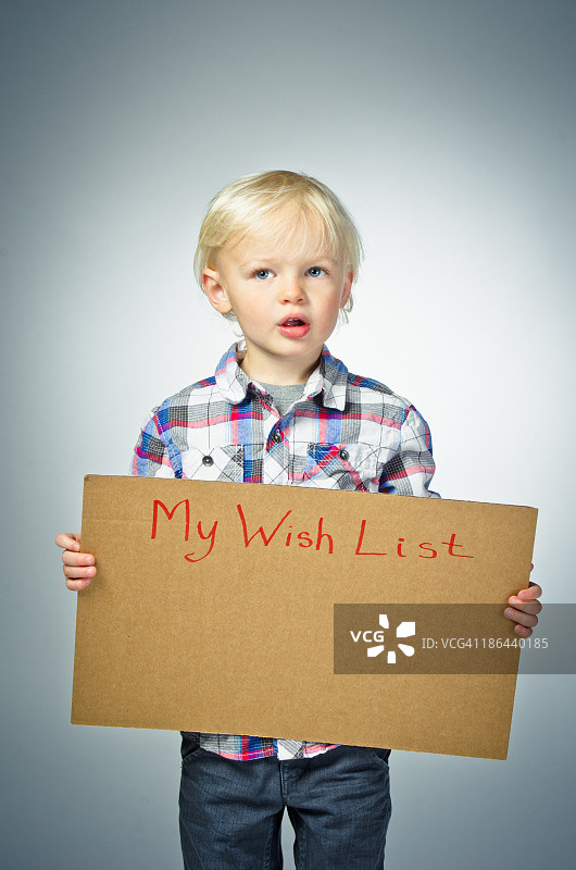 小孩举着我的愿望清单图片素材