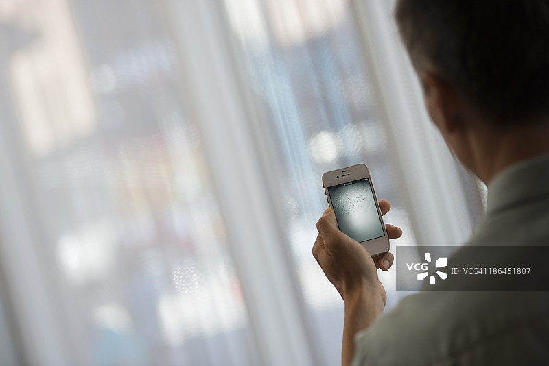 商人在办公室使用智能手机图片素材