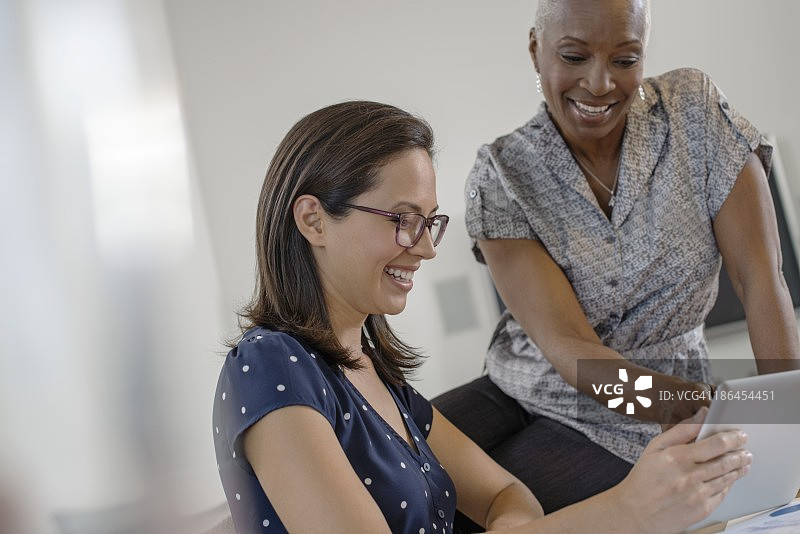 两位女商人在办公室工作图片素材