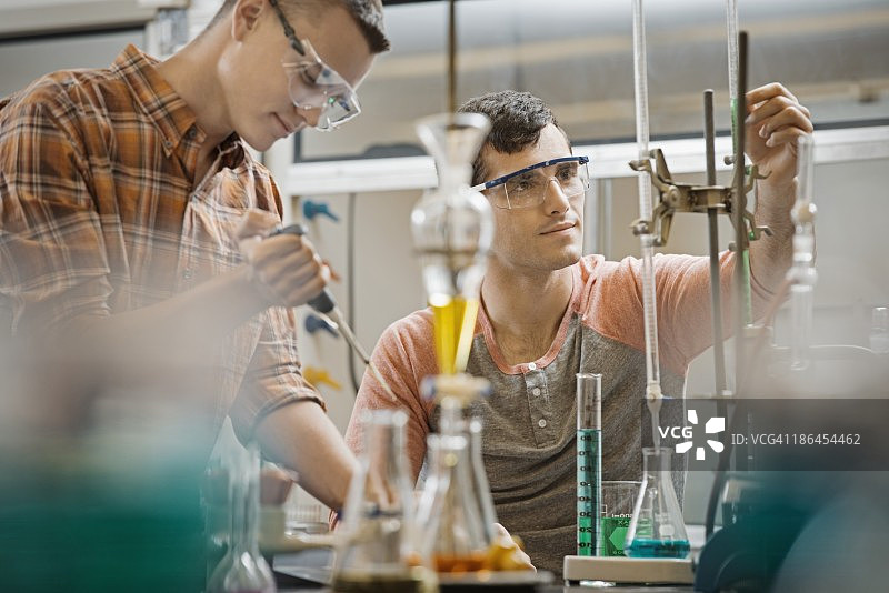 化学课上的学生图片素材