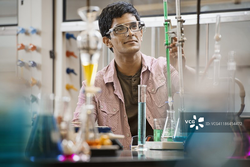 化学课上的学生图片素材