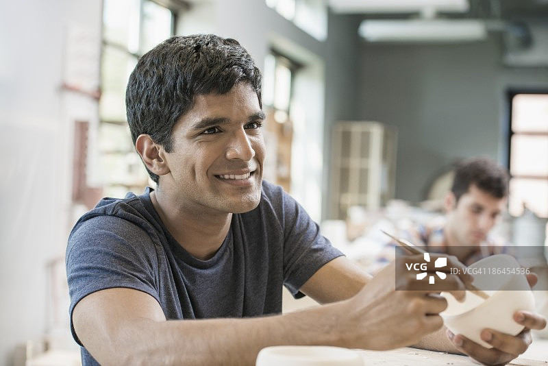 陶艺课上的学生图片素材