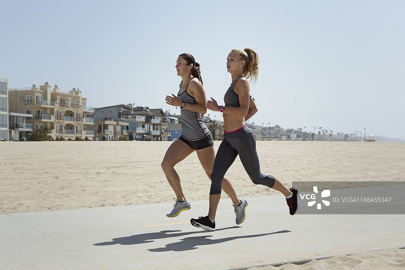 中年妇女在海滩上跑步图片素材