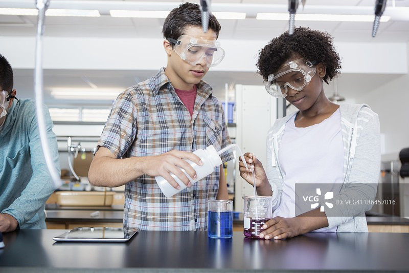 化学课上的学生（13-15岁）图片素材