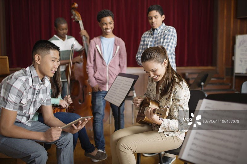五名（16-17岁）学生演奏乐器图片素材